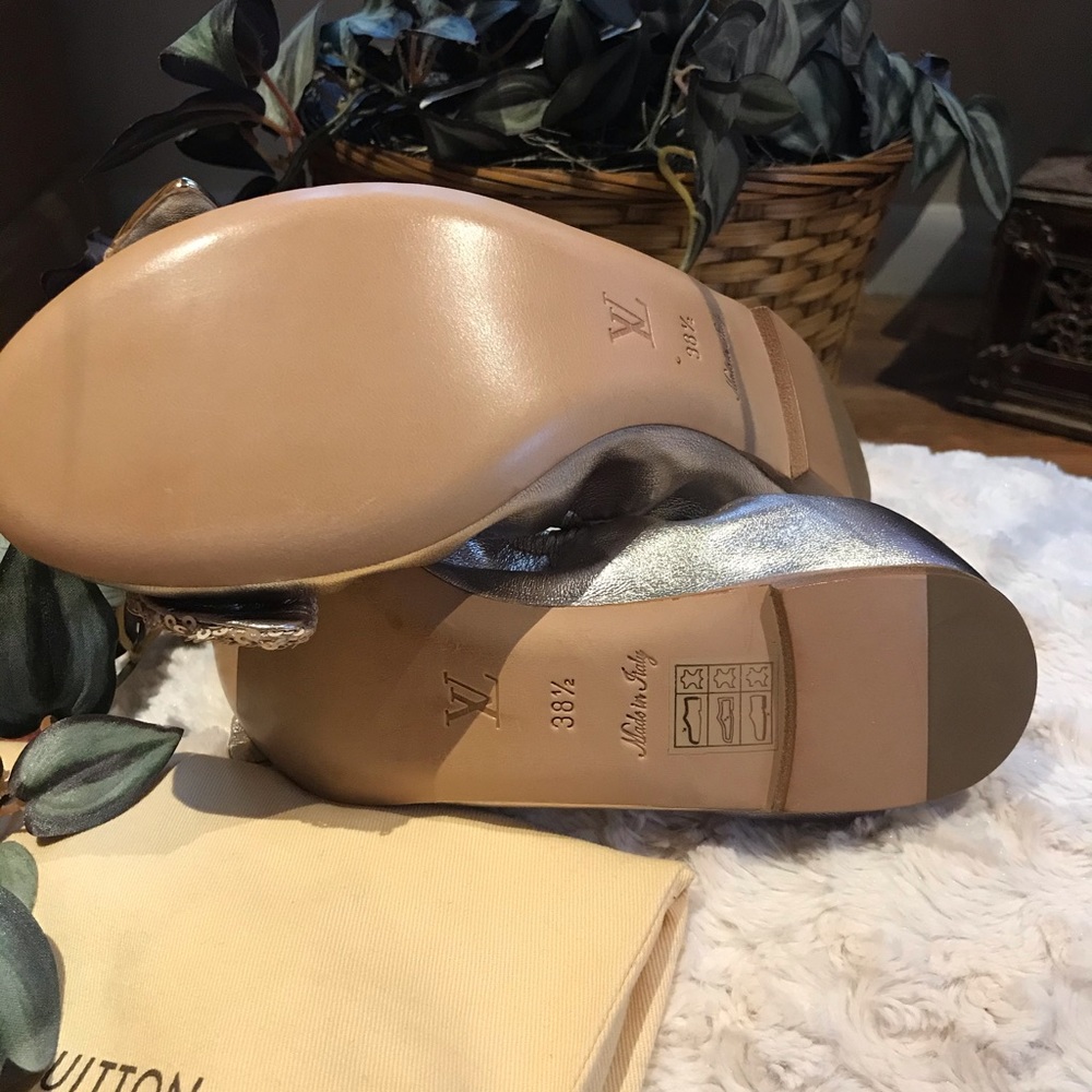 Louis Vuitton Metallic Leather Amulet Flats - Picture 6 of 15